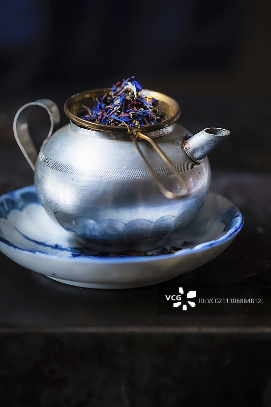 带滤茶器的茶壶和茶叶图片素材