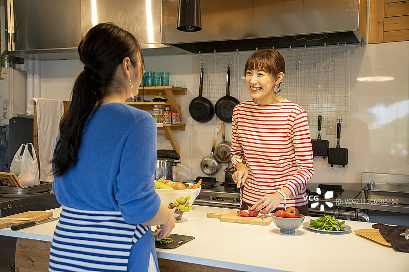 女人在共享厨房做饭图片素材