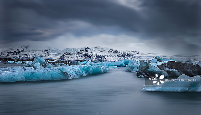 冰岛，海面上的冰山对着天空的风景图片素材