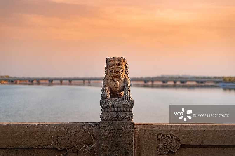 夕阳下的卢沟桥与卢沟新桥图片素材