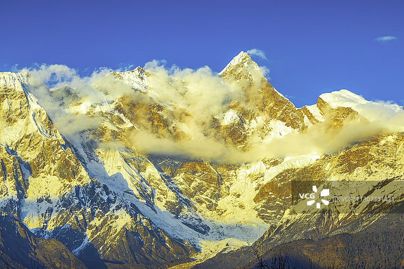 西藏林芝 南迦巴瓦峰 日照金山图片素材