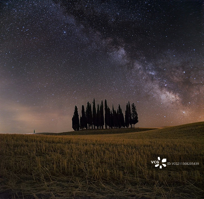 意大利夜晚天空映衬下的田野风景图片素材