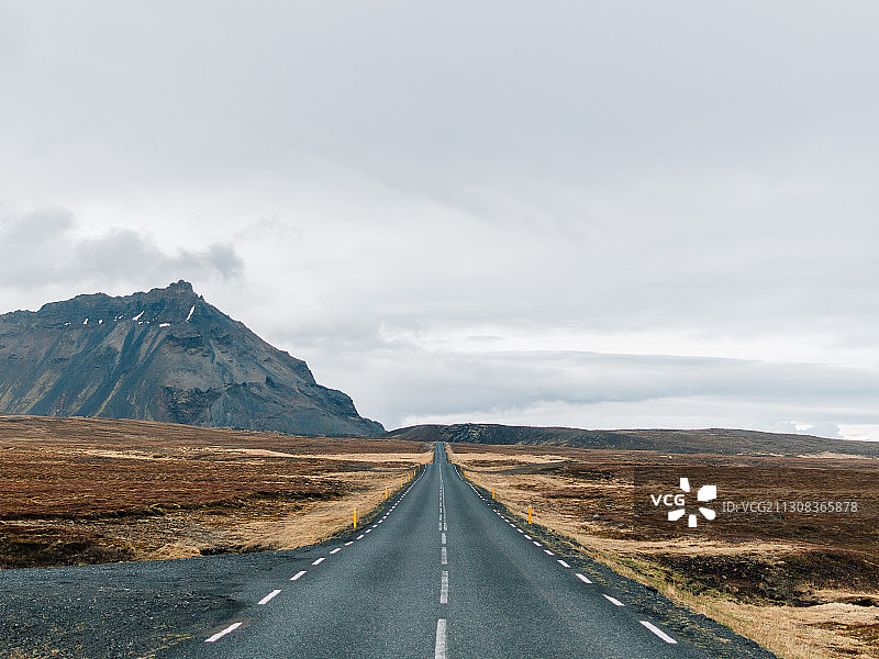 冰岛，通向天空的空旷的山路图片素材