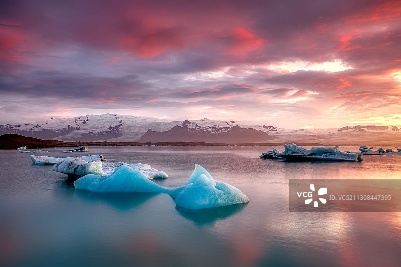 湖中冰山对冰川的风景图片素材