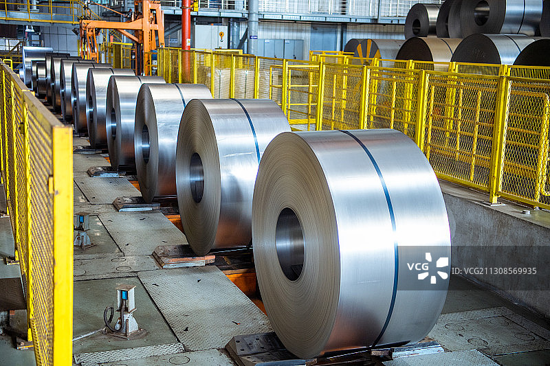 钢铁厂生产线上排列整齐的钢卷图片素材