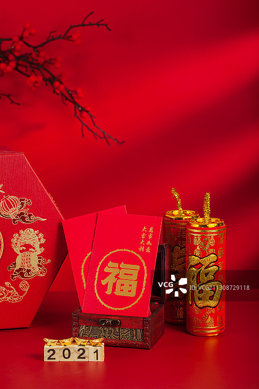 新年喜庆礼盒和鞭炮红包图片素材