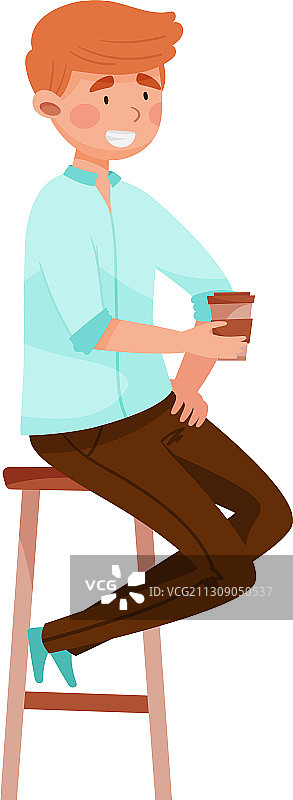 一个年轻人坐在街边的咖啡桌前图片素材