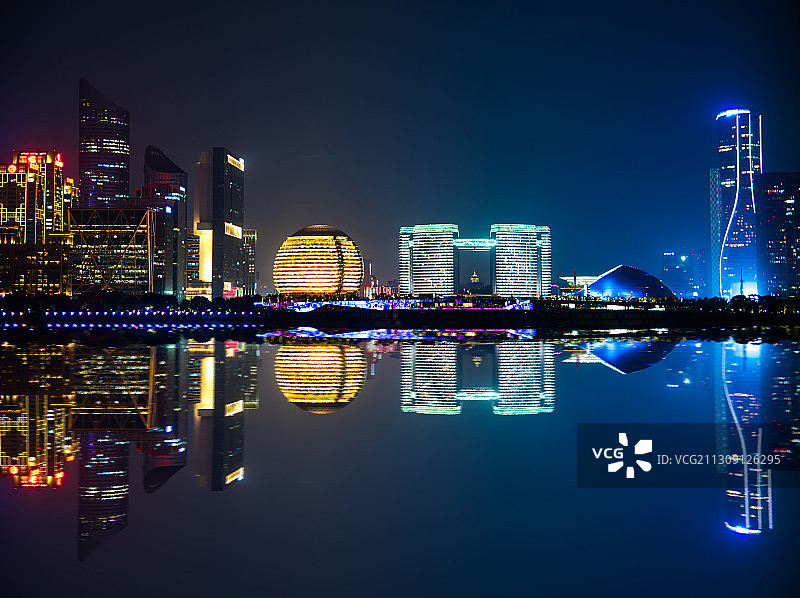 杭州钱塘江江边灯火通明的CBD建筑群图片素材