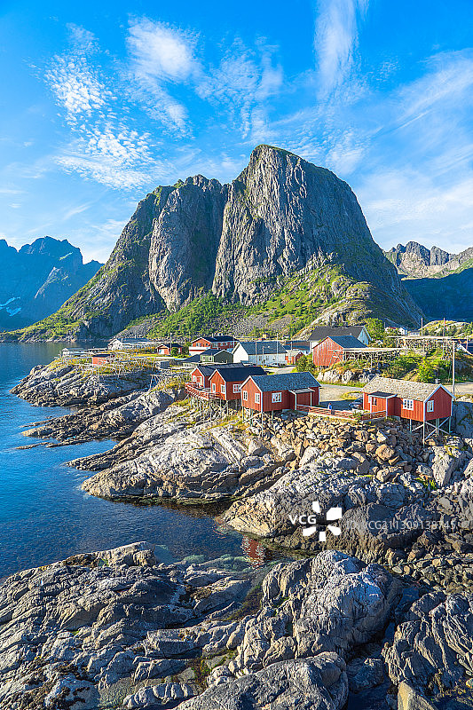 挪威，风景优美的大海和群山映衬着天空图片素材