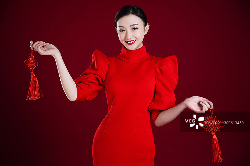 春节,年青女人,中国结,红色背景图片素材