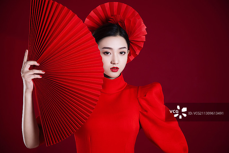 中国风,红色折扇,年青女人图片素材