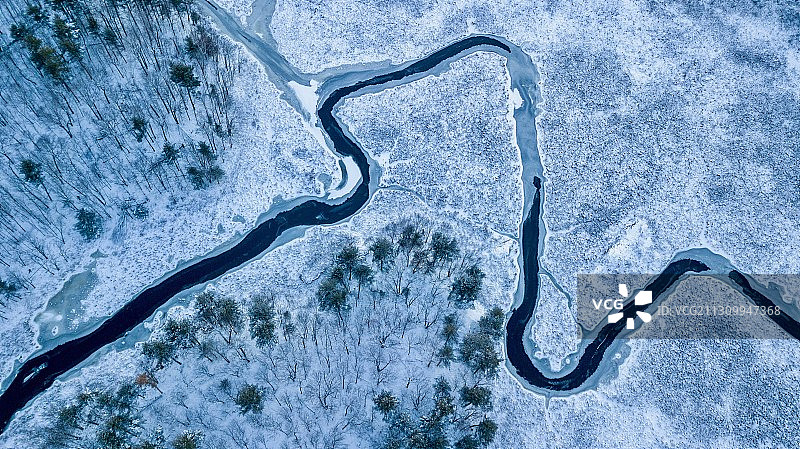 鸟瞰图的河流在雪覆盖的景观图片素材