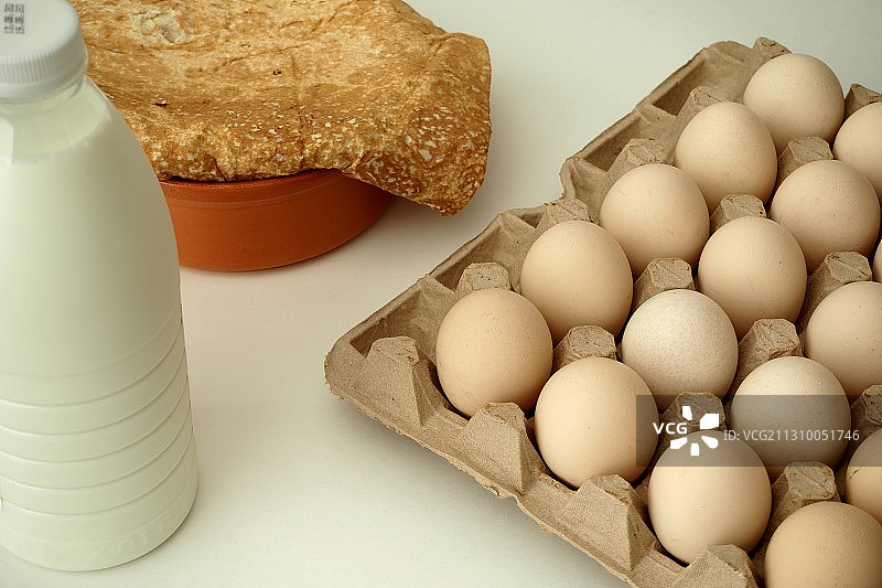 高角度的鸡蛋和鸡蛋在白色的背景图片素材