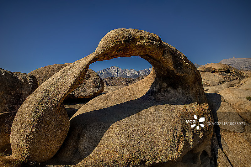低角度的岩石形成对清澈的蓝天，孤松，加州，美国，美国图片素材