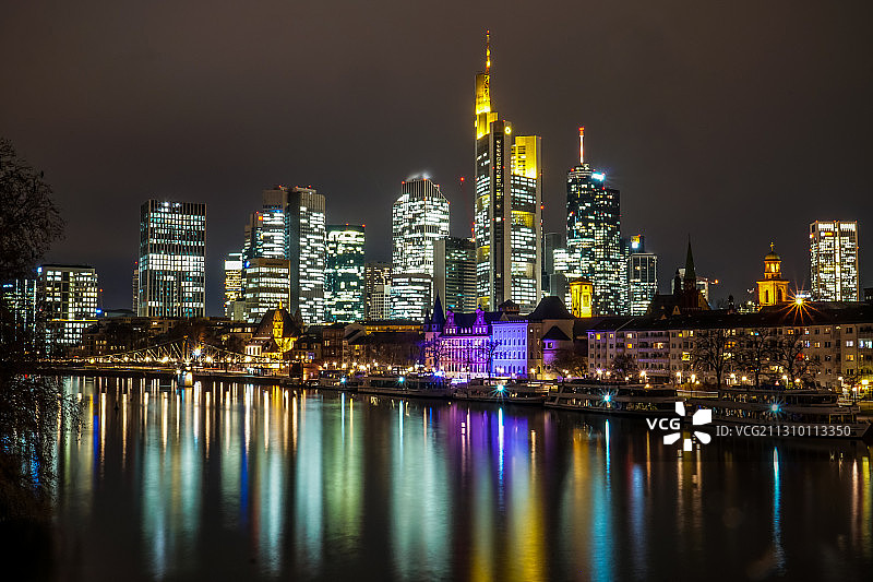 德国法兰克福的灯光建筑夜景图片素材