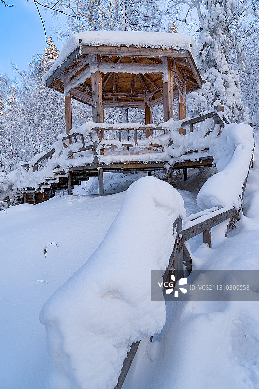 东北厚厚积雪覆盖的亭子图片素材