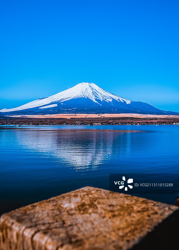 富士山及水中倒影图片素材