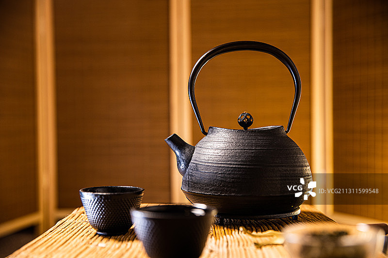 中国古典铁壶茶具在桌子上图片素材