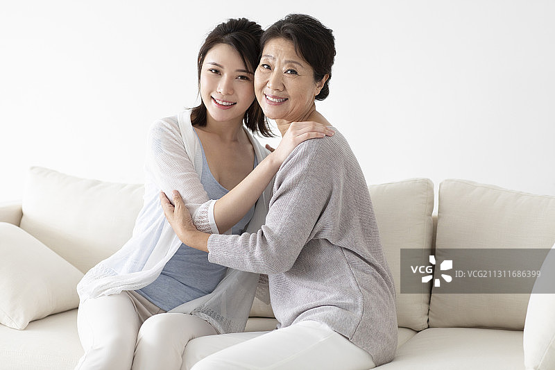 开心的母女俩坐在沙发上图片素材