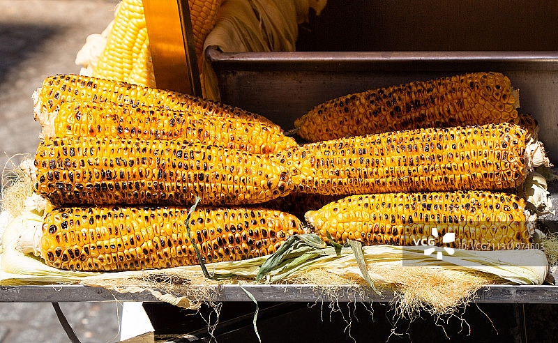 烤架上的玉米特写图片素材