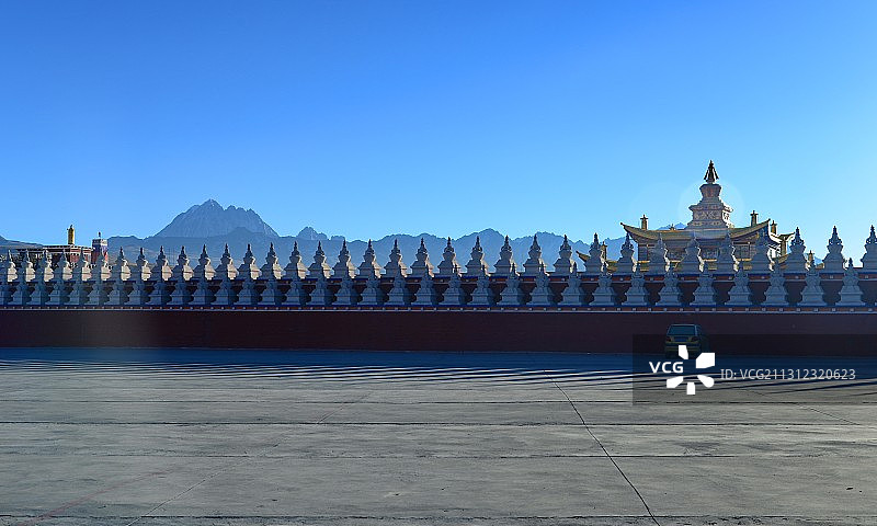 塔公草原；塔公寺位置远望雅拉雪山，金黄色的寺庙与白色雪山相衬图片素材