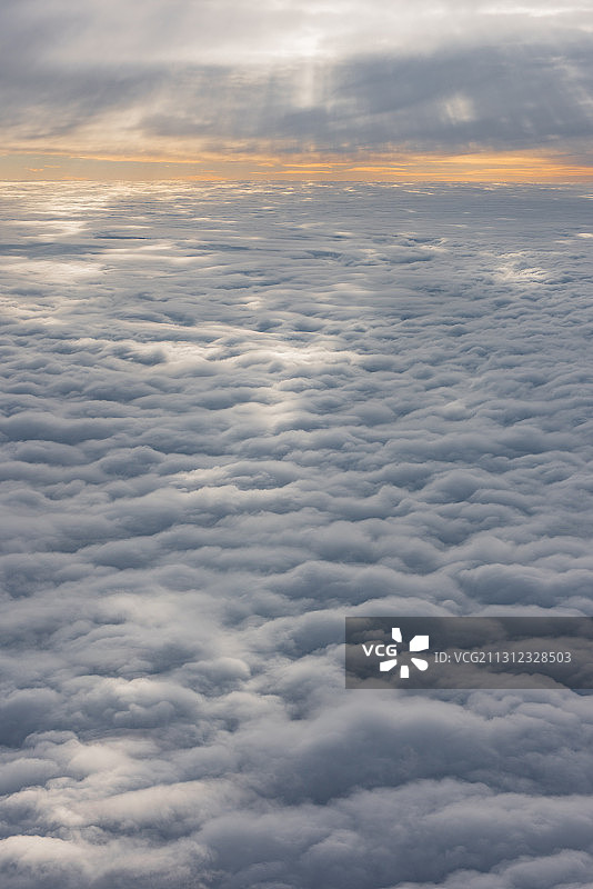 民航飞机云层之上云海日落晚霞高视角风光图片素材