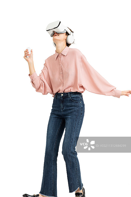 穿粉红色休闲衬衫的年轻女性图片素材