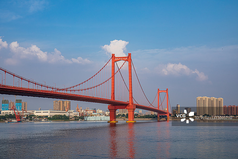 武汉市鹦鹉洲长江大桥蓝天白云图片素材