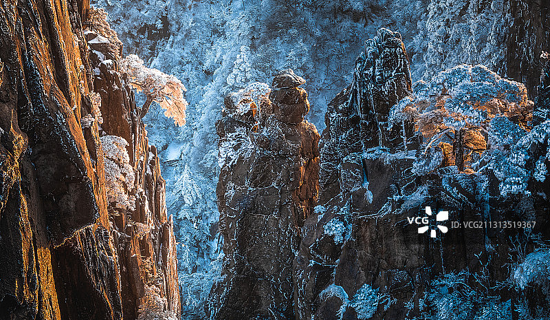 冬天黄山奇石松树雾凇图片素材