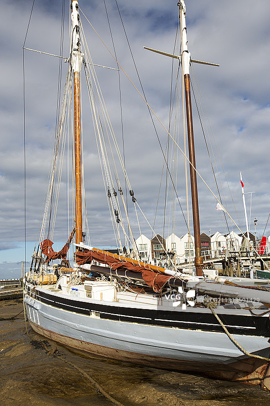 英国埃塞克斯的布赖特灵海的传统木制渔船。图片素材