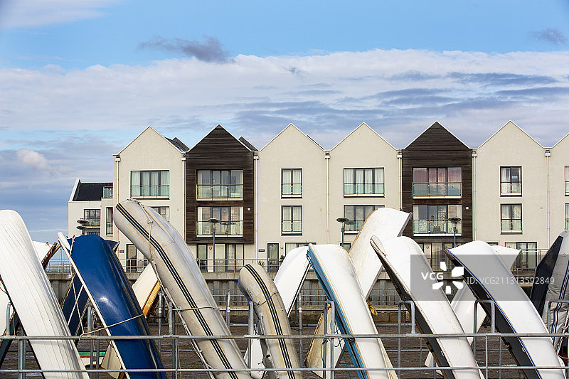 俯瞰英国埃塞克斯Brightlingsea港口的公寓楼。图片素材