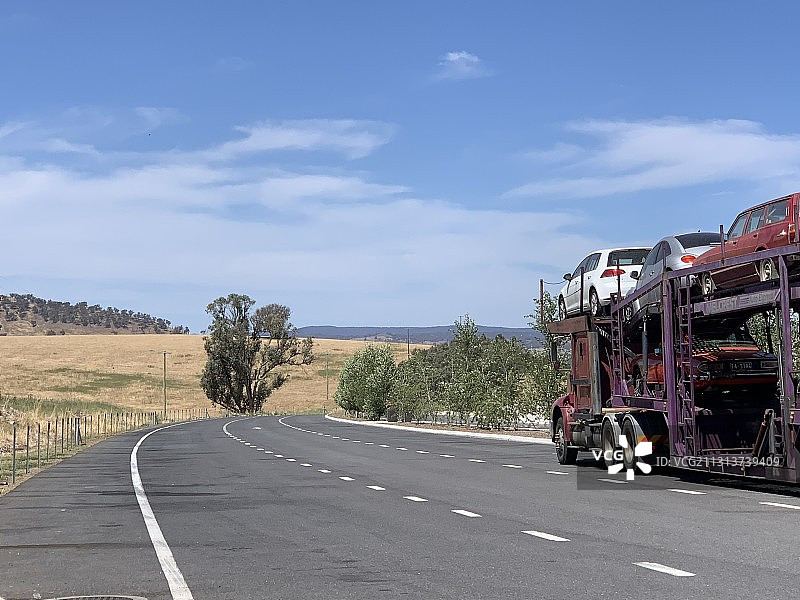行驶在澳洲的高速公路上图片素材