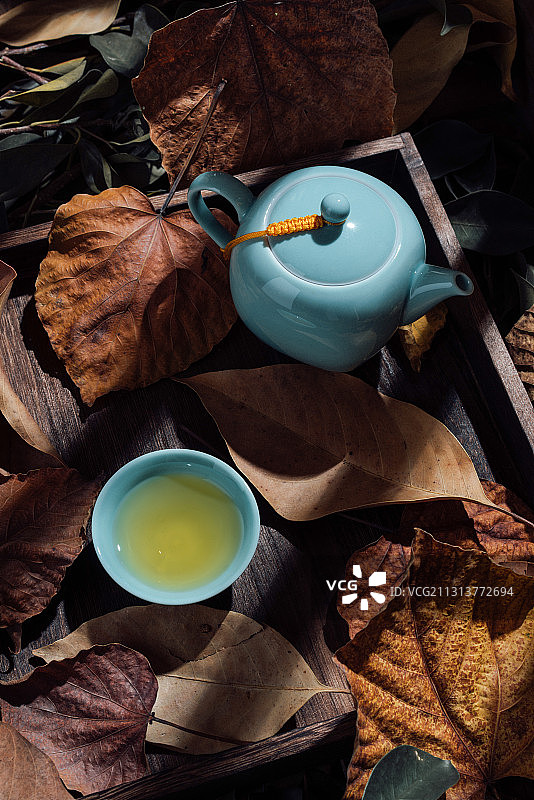 中式茶具中国文化茶道枯黄落叶陶瓷茶杯图片素材