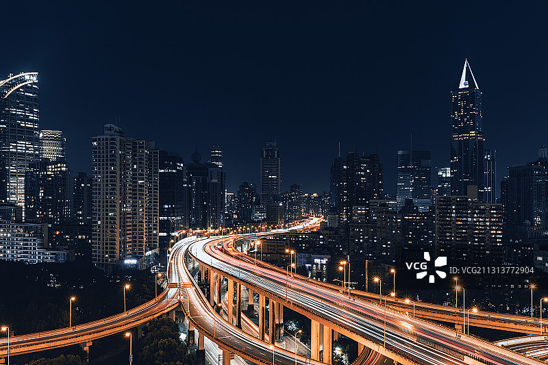 上海 夜幕下的南北高架路和延安高架路路口图片素材