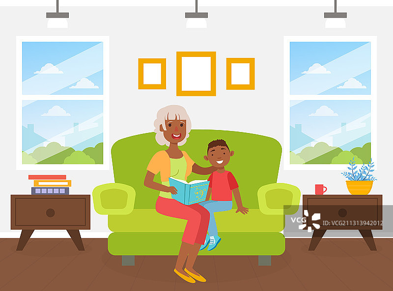 奶奶给坐在上面的孙子读书图片素材