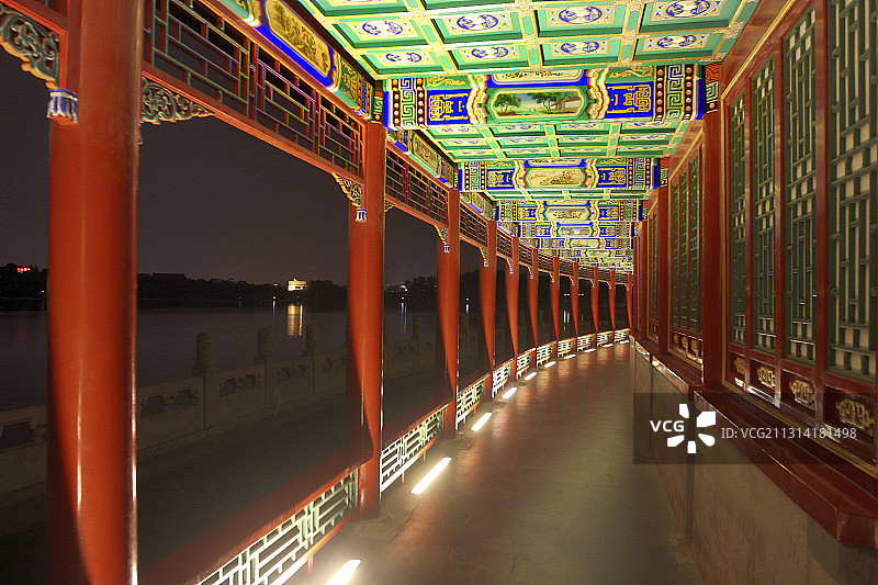 夜色中北京北海公园琼岛里的曲廊图片素材
