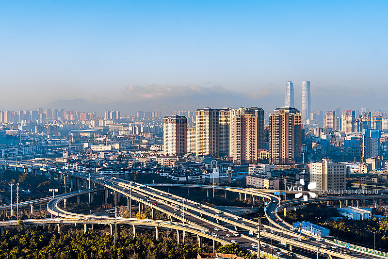 中国云南昆明菊华立交桥和双子塔远景风光图片素材