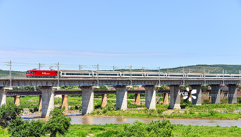 绥芬河-哈尔滨K7002次通过牡丹江大桥图片素材