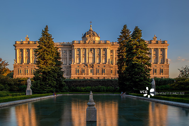 西班牙马德里皇宫建筑黄昏图片素材
