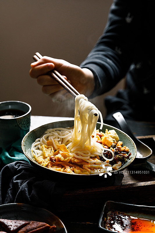 一碗美味的柳州螺蛳粉图片素材