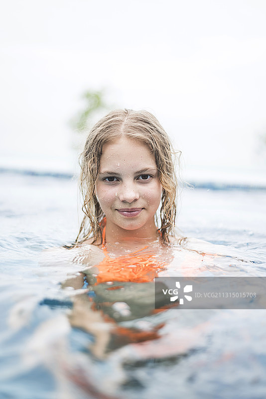 微笑的女孩在游泳池游泳的肖像，印度图片素材