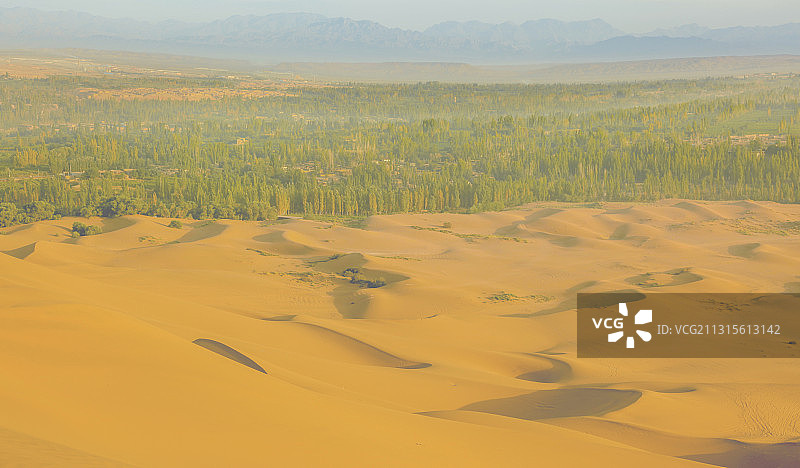 新疆吐鲁番鄯善沙漠图片素材