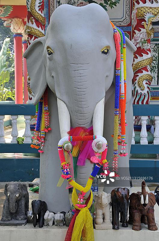 白象人造花环装饰雕像，泰国，东南亚，亚洲图片素材