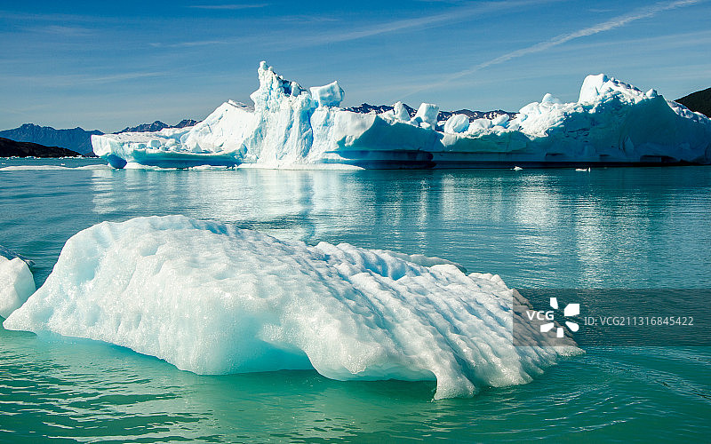 阿根廷，海面上的冰山对着天空的风景图片素材