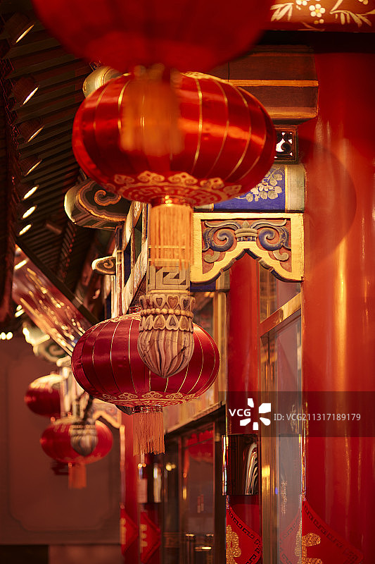 北京古典风格建筑和节日大红灯笼图片素材