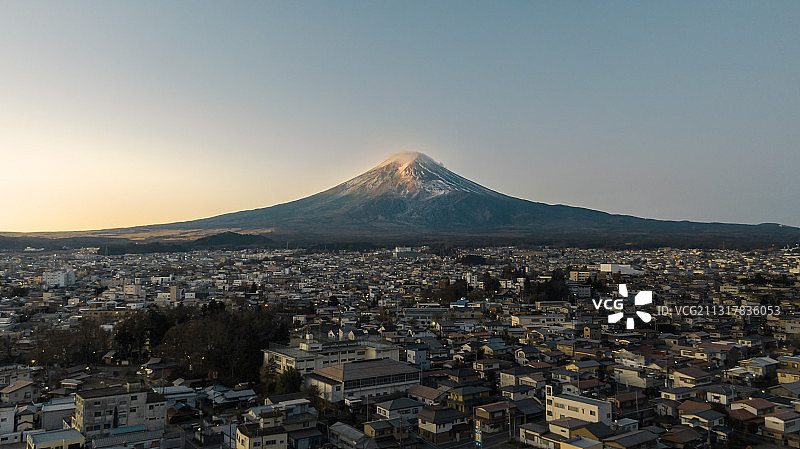 富士山上黎明的第一道光图片素材