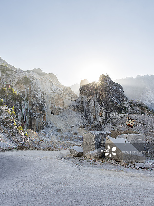 太阳升起在意大利卡拉拉的大理石采石场图片素材