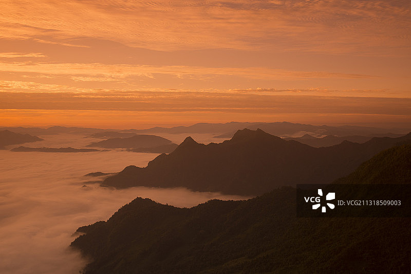 风景剪影的山对天空在日落，清莱，泰国图片素材
