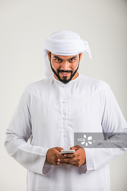 身穿传统服装的商人站在白色背景下使用手机图片素材