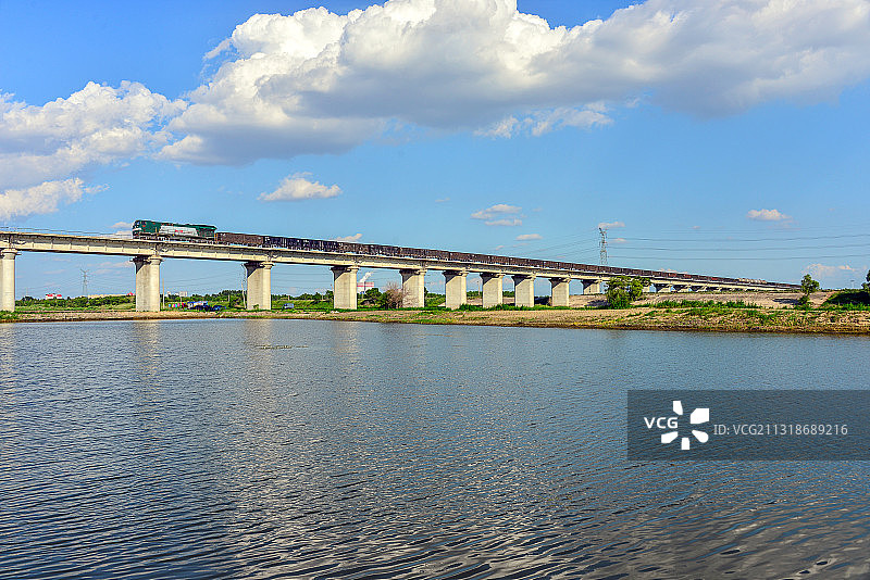 HXN5机车牵引货车通过哈尔滨枢纽王万线松花江大桥图片素材